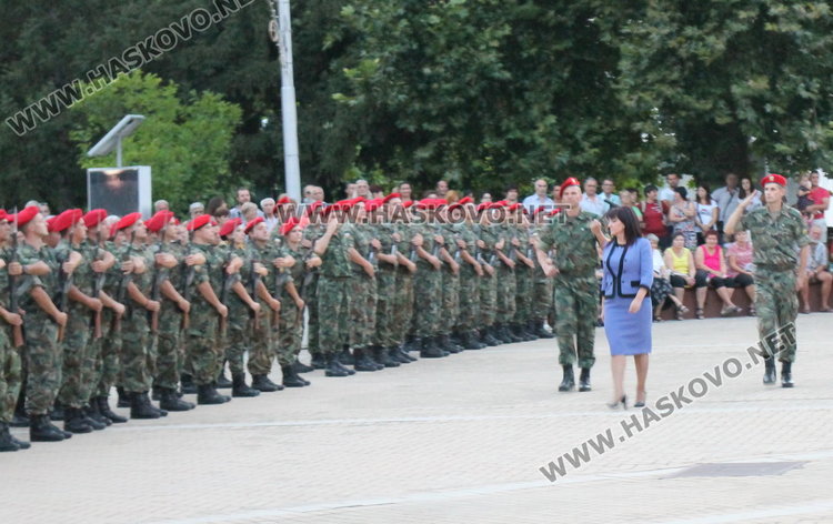 Военни, НСО и Председателят на Народно събрание на площада в Димитровград