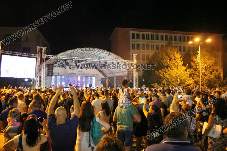 Графа "взриви" Димитровград, стотици пяха и танцуваха с него