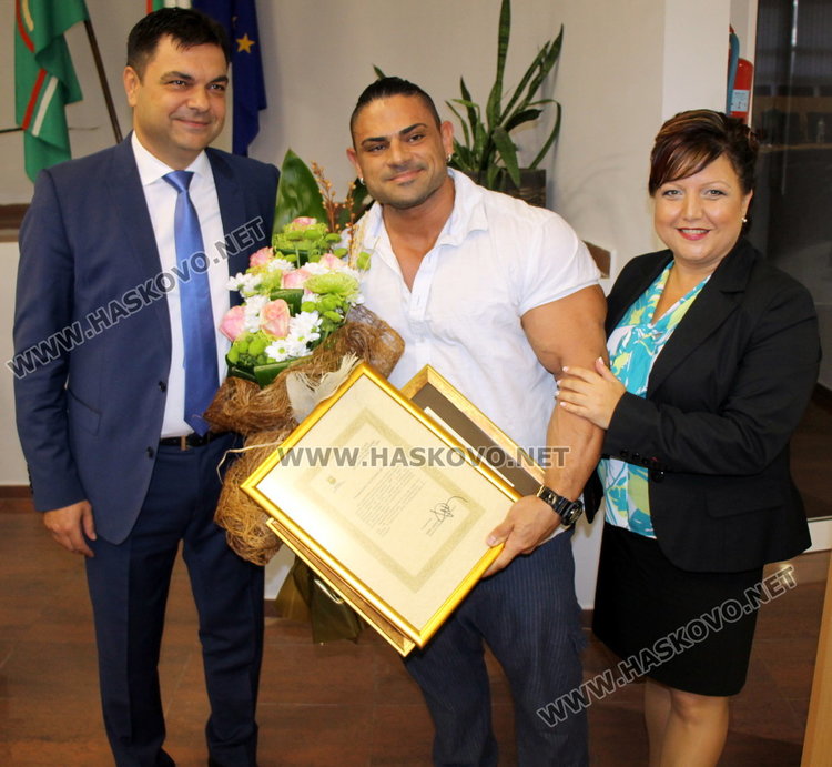 Тържествена сесия на ОбС - чуждестранни делегати, местни парламентаристи и новите почетни граждани на Димитровград