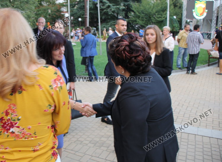 Военни, НСО и Председателят на Народно събрание на площада в Димитровград