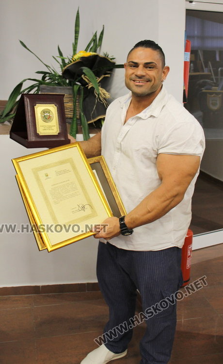 Тържествена сесия на ОбС - чуждестранни делегати, местни парламентаристи и новите почетни граждани на Димитровград