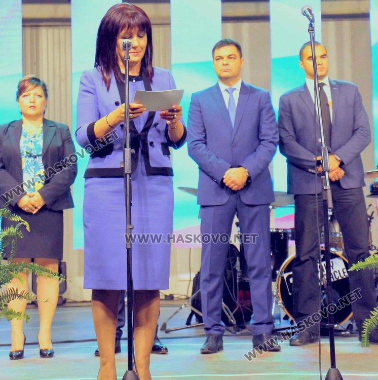 Военни, НСО и Председателят на Народно събрание на площада в Димитровград