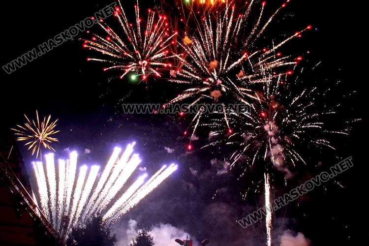 Височайши гости, военен парад и заря за 71 години Димитровград - ВИДЕО