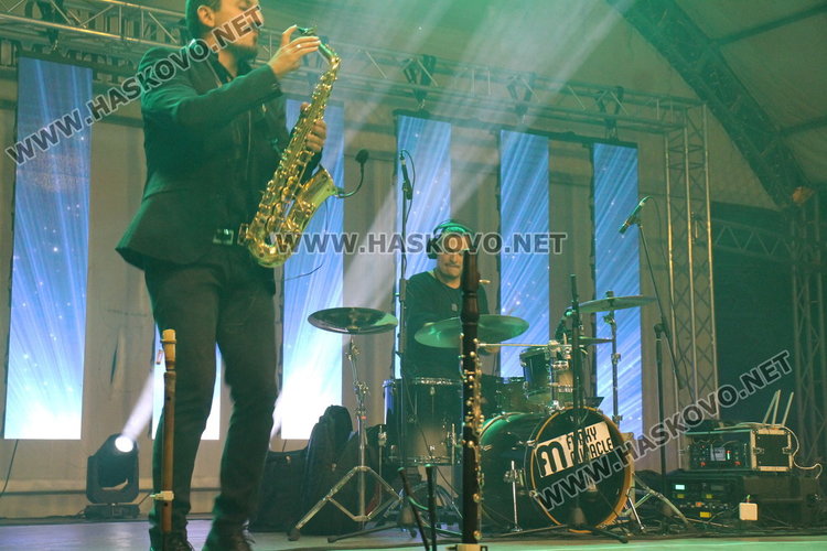 Графа "взриви" Димитровград, стотици пяха и танцуваха с него