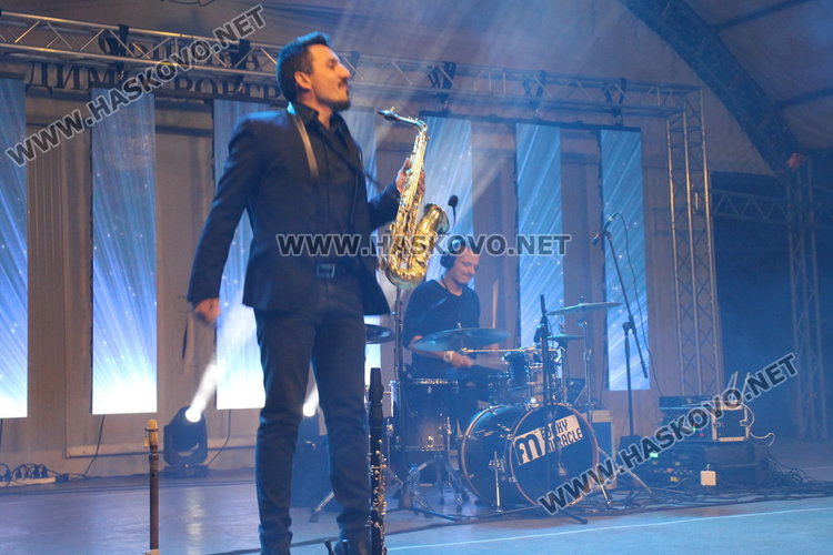 Графа "взриви" Димитровград, стотици пяха и танцуваха с него