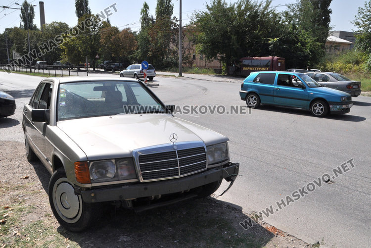 Мерцедес и Голф се удариха до АГО, шофьорите спорят за предимството