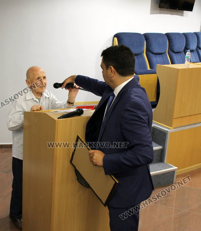 Тържествена сесия на ОбС - чуждестранни делегати, местни парламентаристи и новите почетни граждани на Димитровград