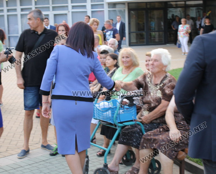 Военни, НСО и Председателят на Народно събрание на площада в Димитровград