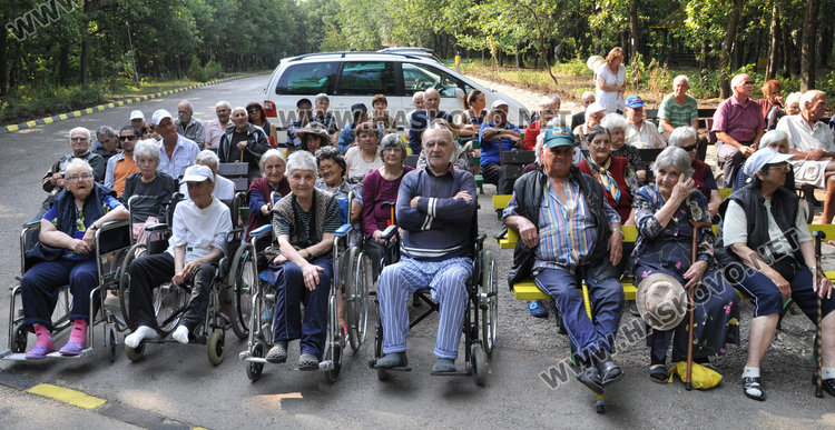 Старци от Дома в Кенана извиха хоро за празника на Хасково