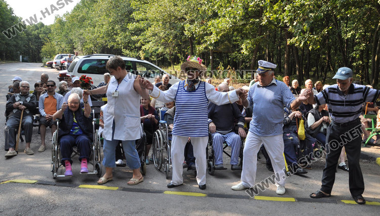 Старци от Дома в Кенана извиха хоро за празника на Хасково