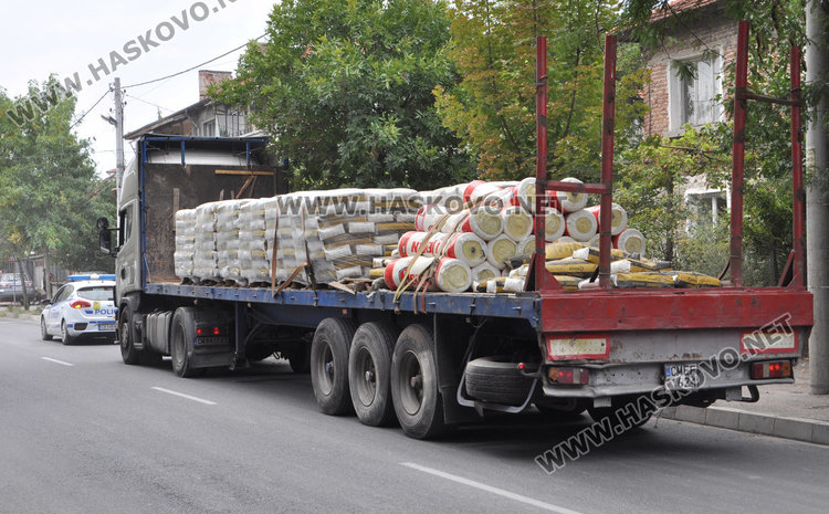 Тир изтърси десетки торби цимент на „Илинден“, затвориха едното платно