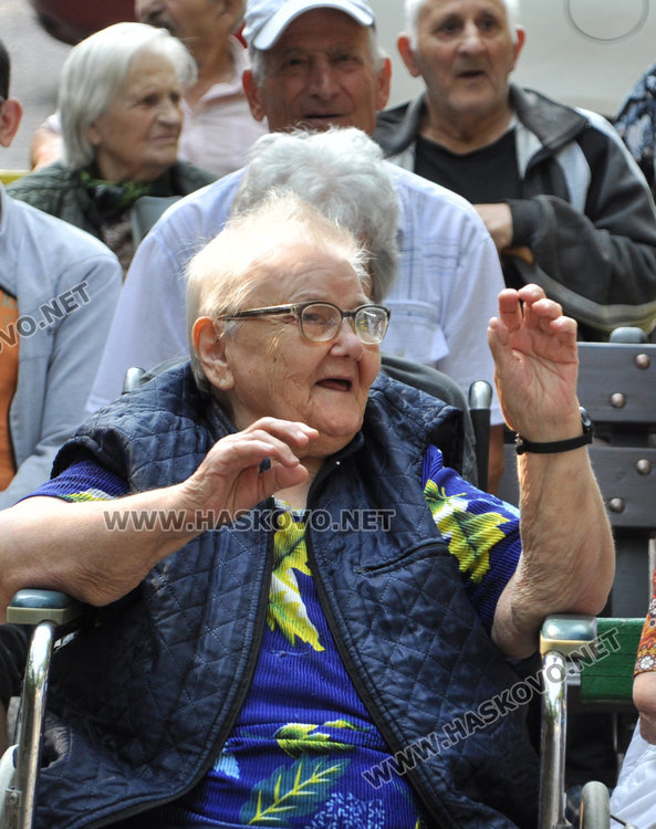 Старци от Дома в Кенана извиха хоро за празника на Хасково