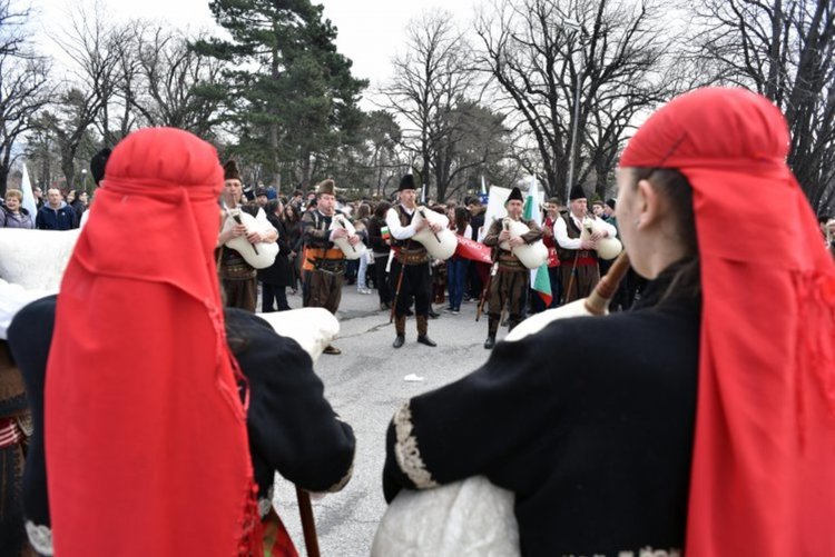 101 кабагайди се сбират в Кърджали, повеждат българско хоро