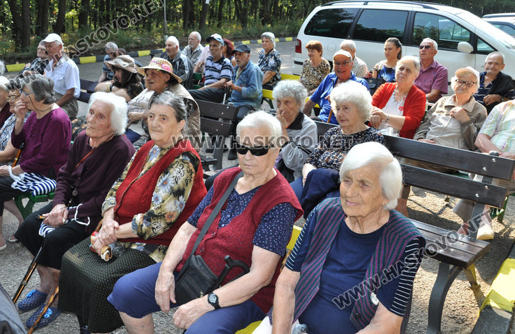 Старци от Дома в Кенана извиха хоро за празника на Хасково
