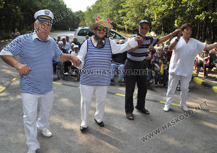 Старци от Дома в Кенана извиха хоро за празника на Хасково