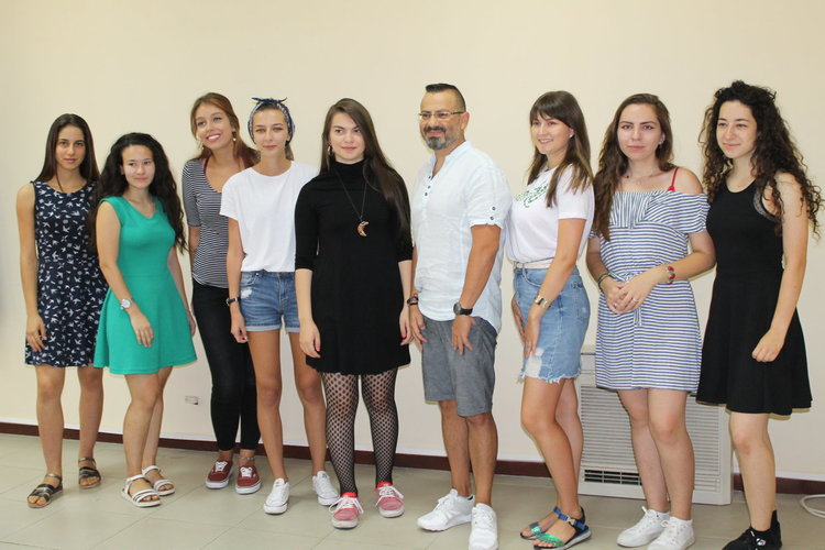 Млади фотографи показват дейността на читалищата в 5 изложби 