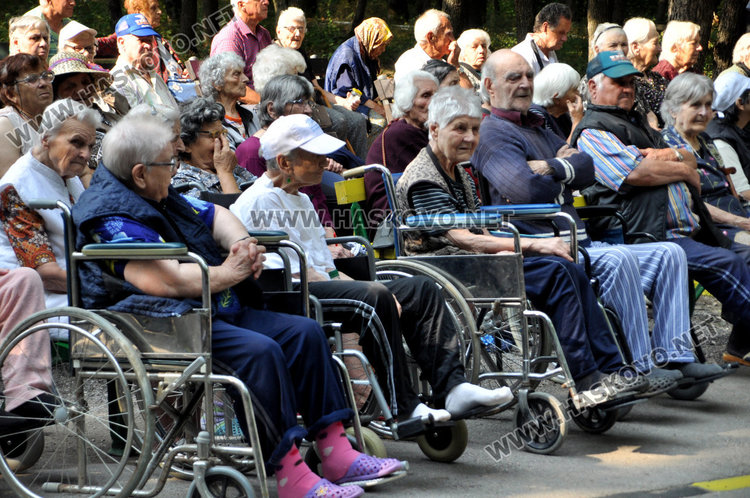 Старци от Дома в Кенана извиха хоро за празника на Хасково
