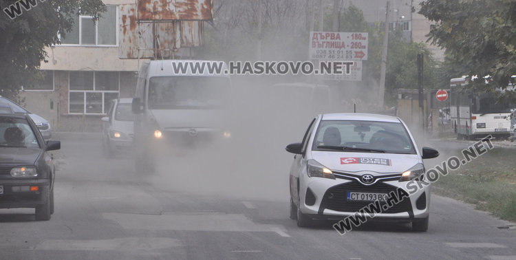 Тир изтърси десетки торби цимент на „Илинден“, затвориха едното платно