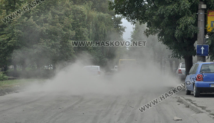 Тир изтърси десетки торби цимент на „Илинден“, затвориха едното платно