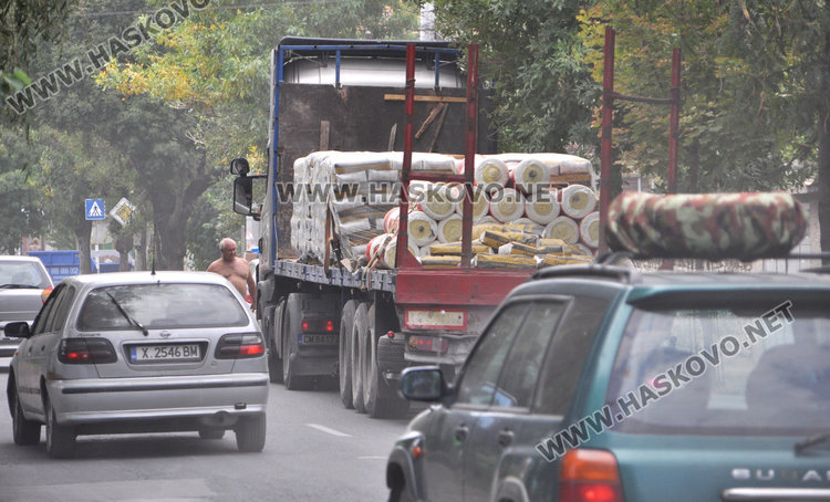 Тир изтърси десетки торби цимент на „Илинден“, затвориха едното платно
