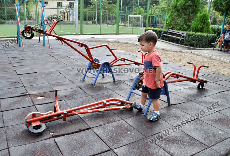 Хасковлийка: Дете падна от счупена люлка на детска площадка