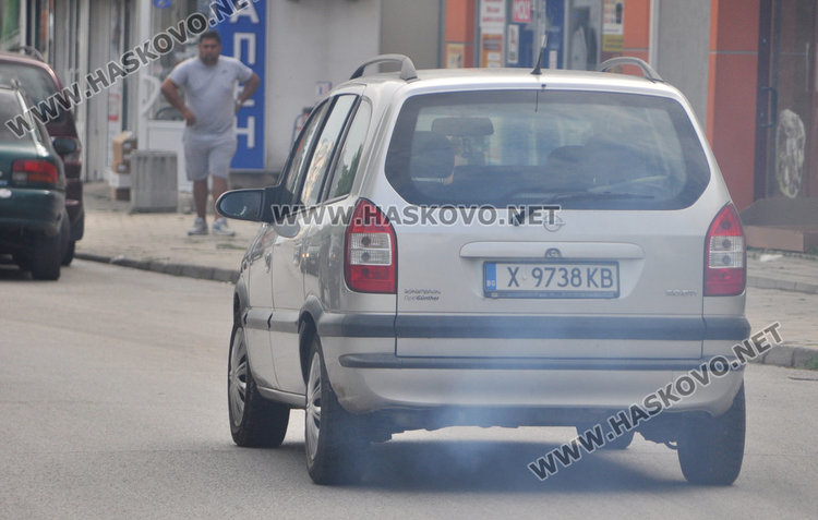 Зафира бълва облаци от дим в движение