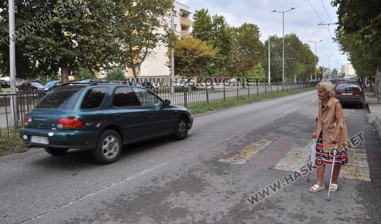 Читател: Минаваме рисково по невидима зебра на натоварен булевард