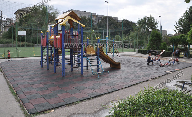 Хасковлийка: Дете падна от счупена люлка на детска площадка