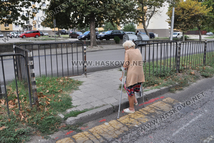 Читател: Минаваме рисково по невидима зебра на натоварен булевард