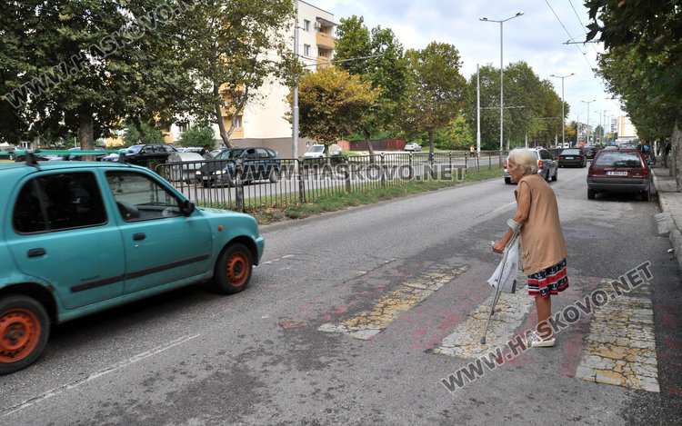 Читател: Минаваме рисково по невидима зебра на натоварен булевард
