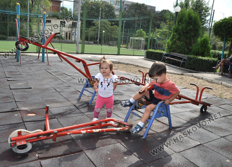 Хасковлийка: Дете падна от счупена люлка на детска площадка