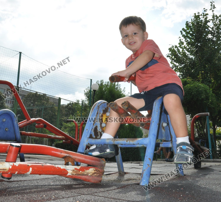 Днес деца играеха около счупената люлка