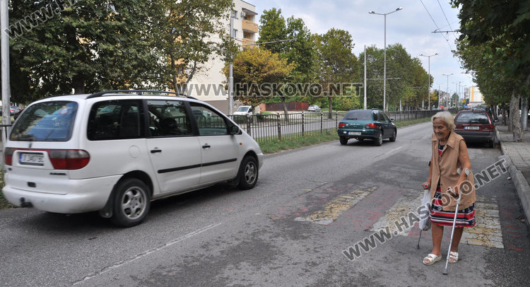 Читател: Минаваме рисково по невидима зебра на натоварен булевард