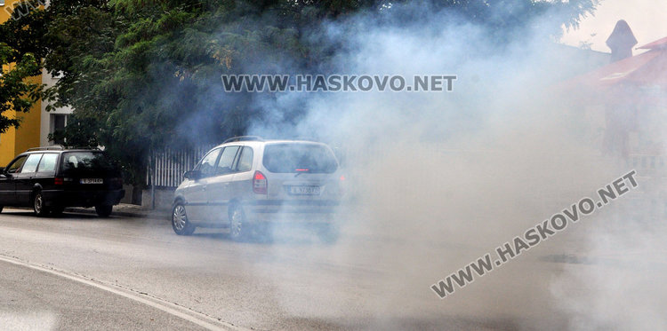 Зафира бълва облаци от дим в движение