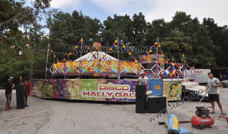 От Общинска полиция наредиха тази люлка да се махне оттам, заявяват собствениците на атракциона