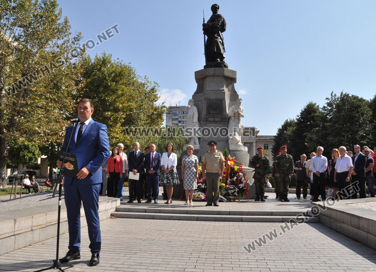 Стотици на площада за Съединението, раздават 1000 знамена