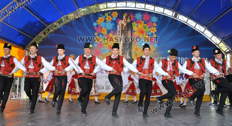 Стотици на площада за Съединението, раздават 1000 знамена