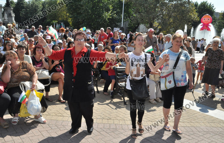 Стотици на площада за Съединението, раздават 1000 знамена