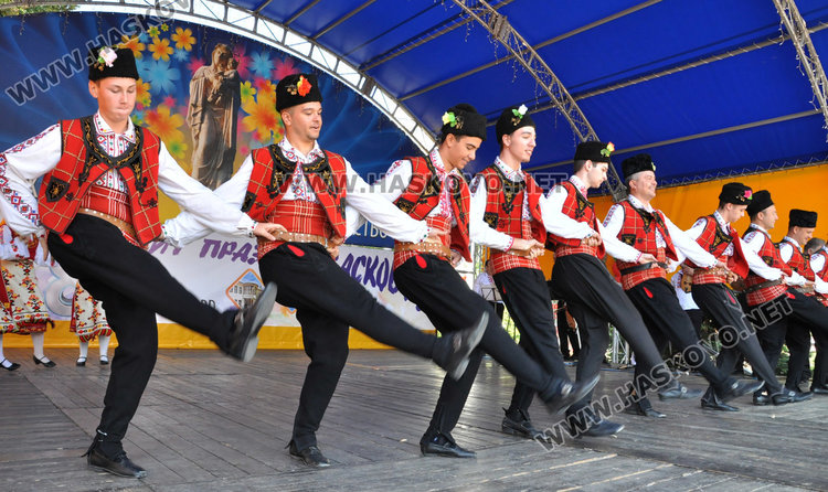 Стотици на площада за Съединението, раздават 1000 знамена