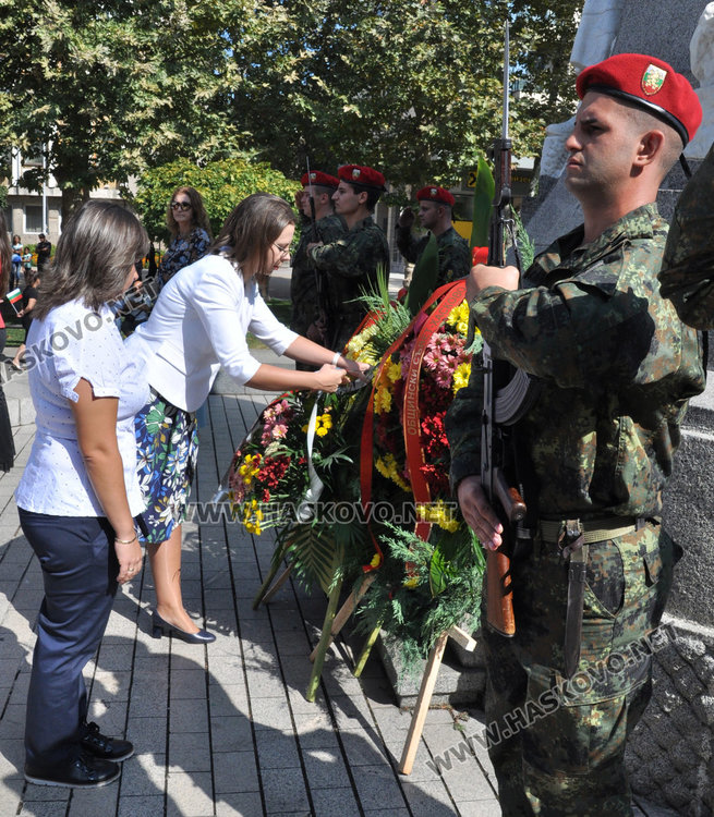 Стотици на площада за Съединението, раздават 1000 знамена