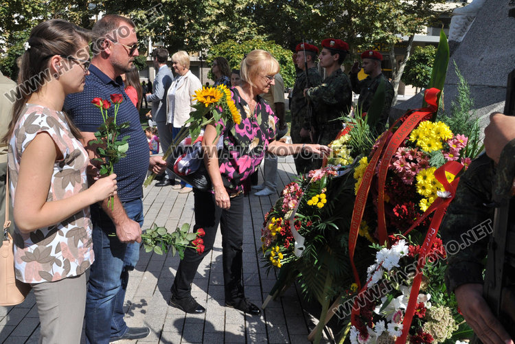 Стотици на площада за Съединението, раздават 1000 знамена