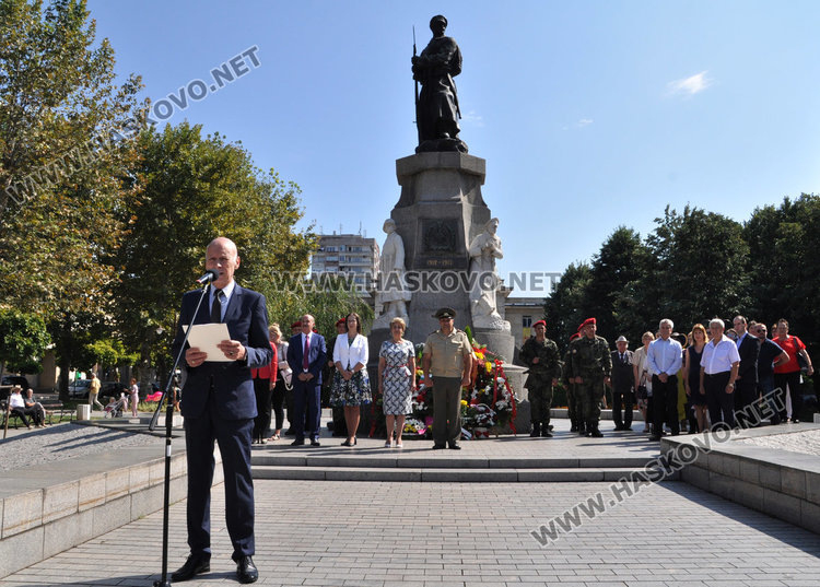 Стотици на площада за Съединението, раздават 1000 знамена