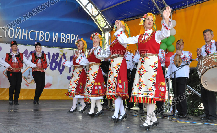 Стотици на площада за Съединението, раздават 1000 знамена