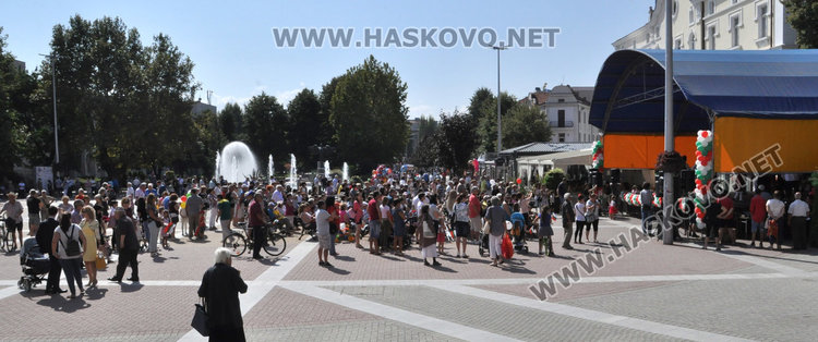 Стотици на площада за Съединението, раздават 1000 знамена