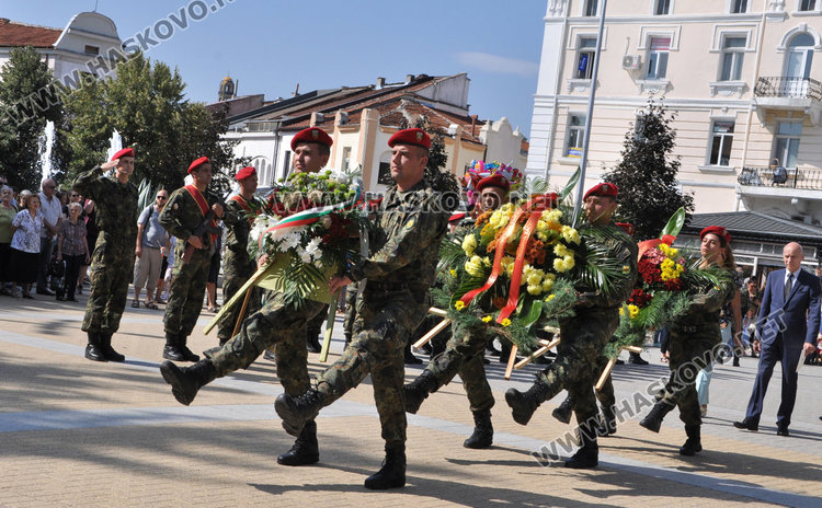 Стотици на площада за Съединението, раздават 1000 знамена