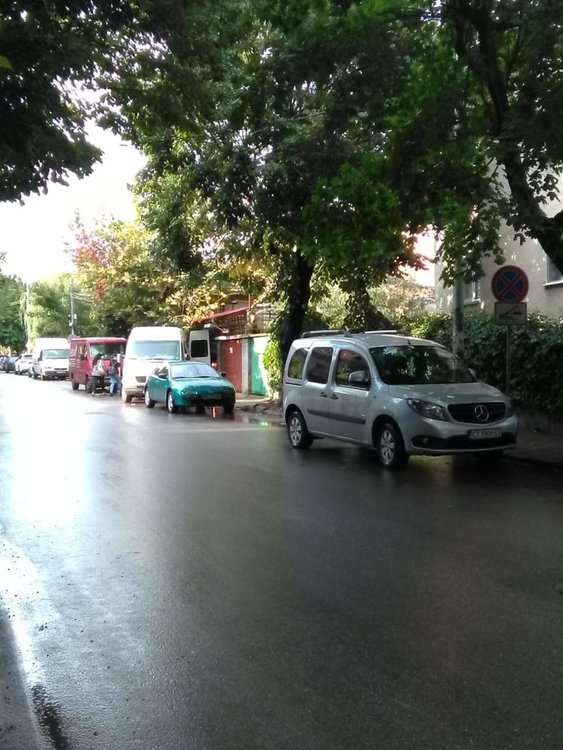 Хасковлийка: Цяла улица е непроходима заради абсурдно паркиране