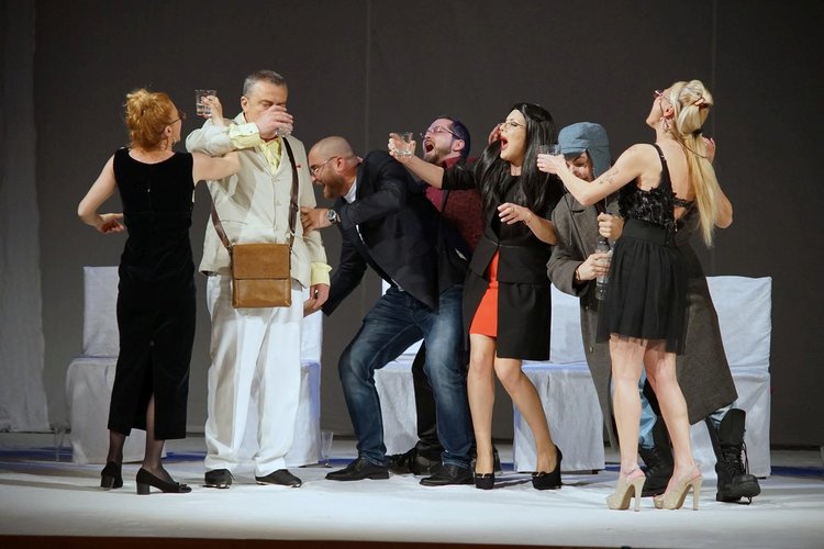 Сцена от спектакъла "Ако Роналдо беше Чехов"