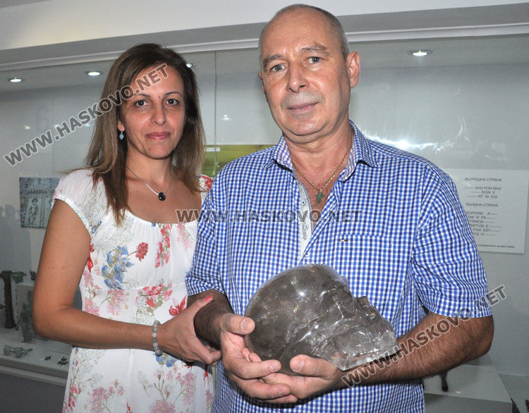 Гергана и Иван Митеви с кристалния череп 