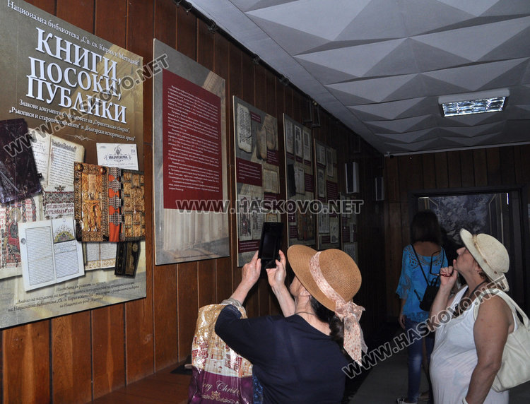 Показват богатството на Националната библиотека в Хасково