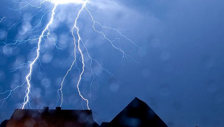 Мълния порази къща, предизвика пожар